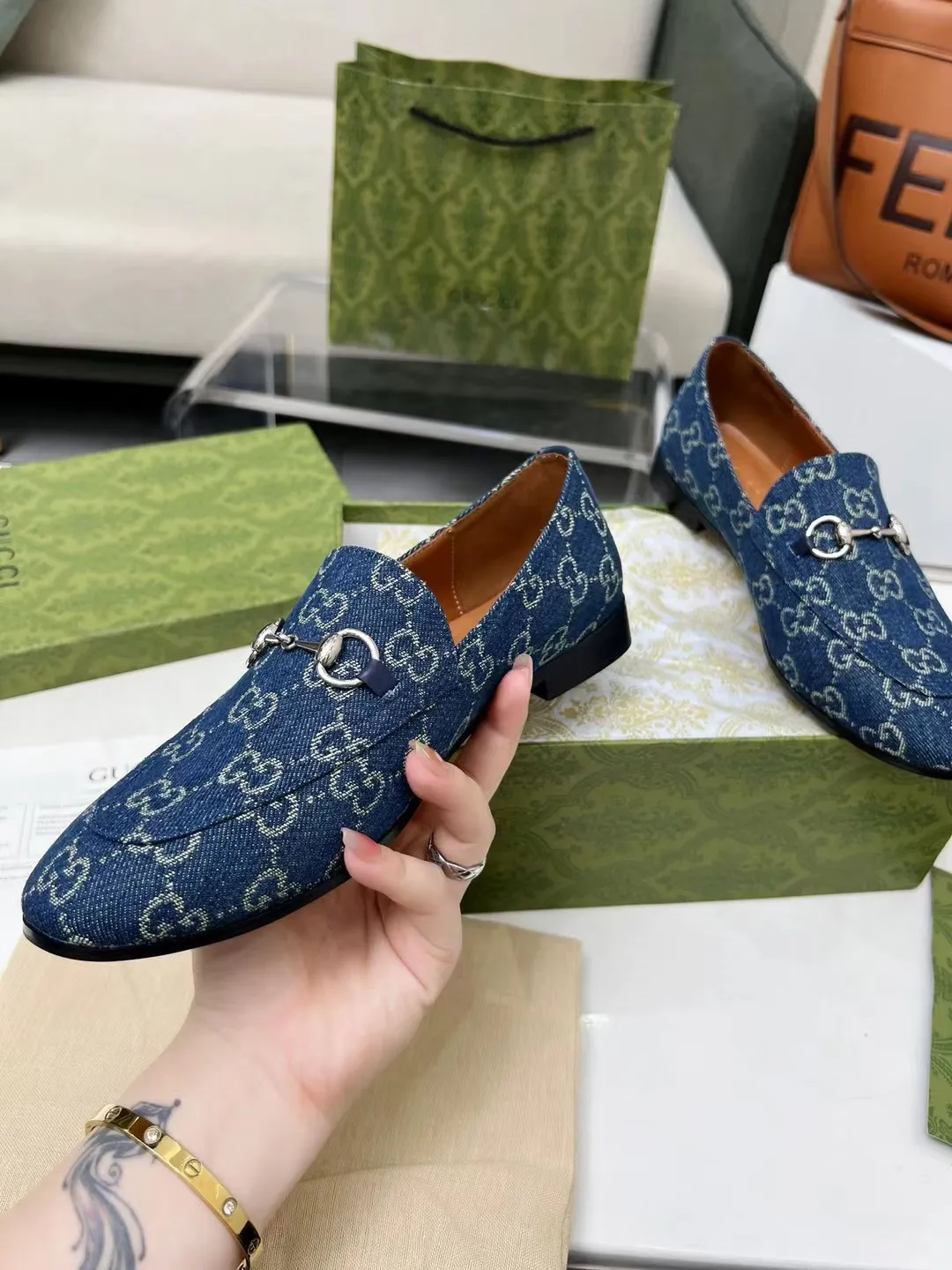 👟👟Ex-factory price 400👟👟 Genuine leather sole +50 Men +20 GUCCI's latest fabric, double G side, electric embroidered large double G, chasing fashion, special matching, worth owning, super comfortable on the feet, generous and decent. Heel height 2Cm. Multiple colors to choose from: sizes 35-42, the picture above is a big seller. Male 38-46